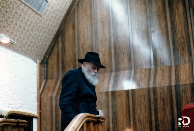 התמונה השבועית: הרבי שליט"א בחודש תמוז תשנ"א